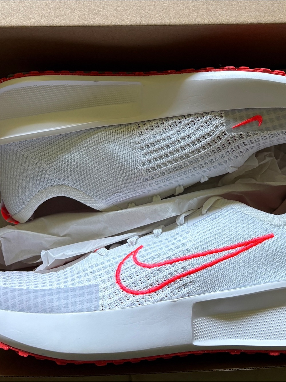 Nike Interact Run Box Label in White and Bright Crimson